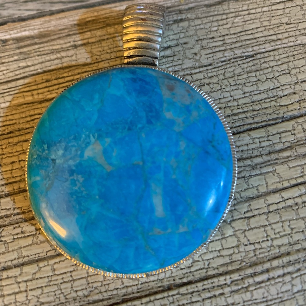 Beautiful turquoise stone. Approx2” across.